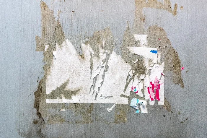 Nahaufnahme von Kleberesten eines entfernten Aufklebers